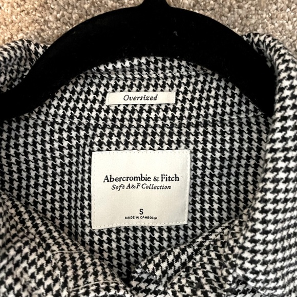 Perfect for 🍁 Oversized button up. 2 pockets on the side and two on the front. - Picture 2 of 3